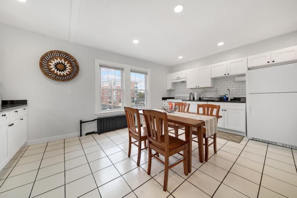 5Br 2Bh Bright & Spacious Apt In Brighton Boston Oda fotoğraf